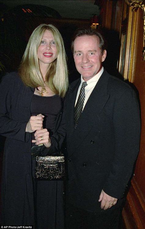 Murder of SNL and The Simpsons actor Phil Hartman by wife.
